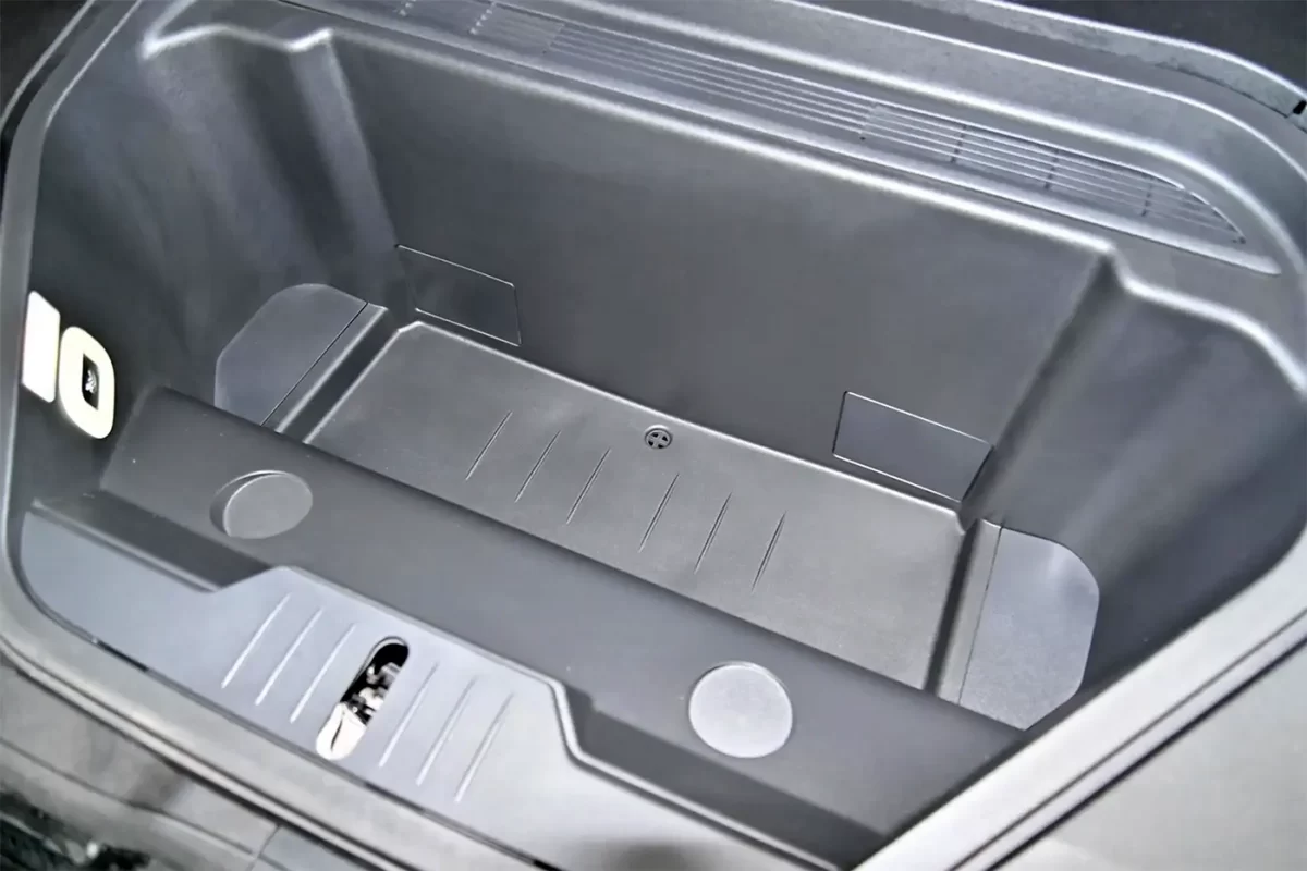 передняя багажная ниша