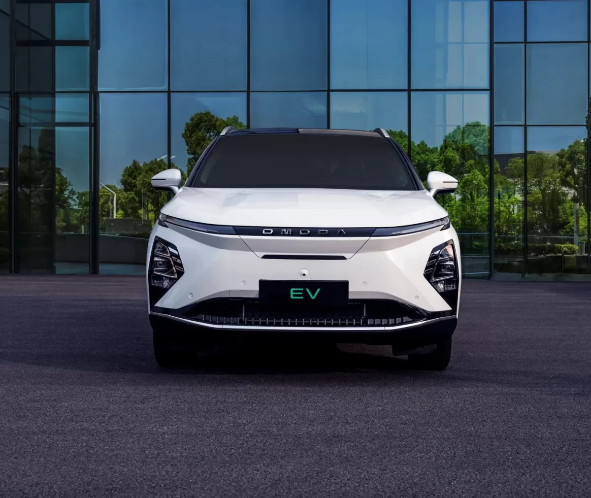 вид спереди на OMODA E 5