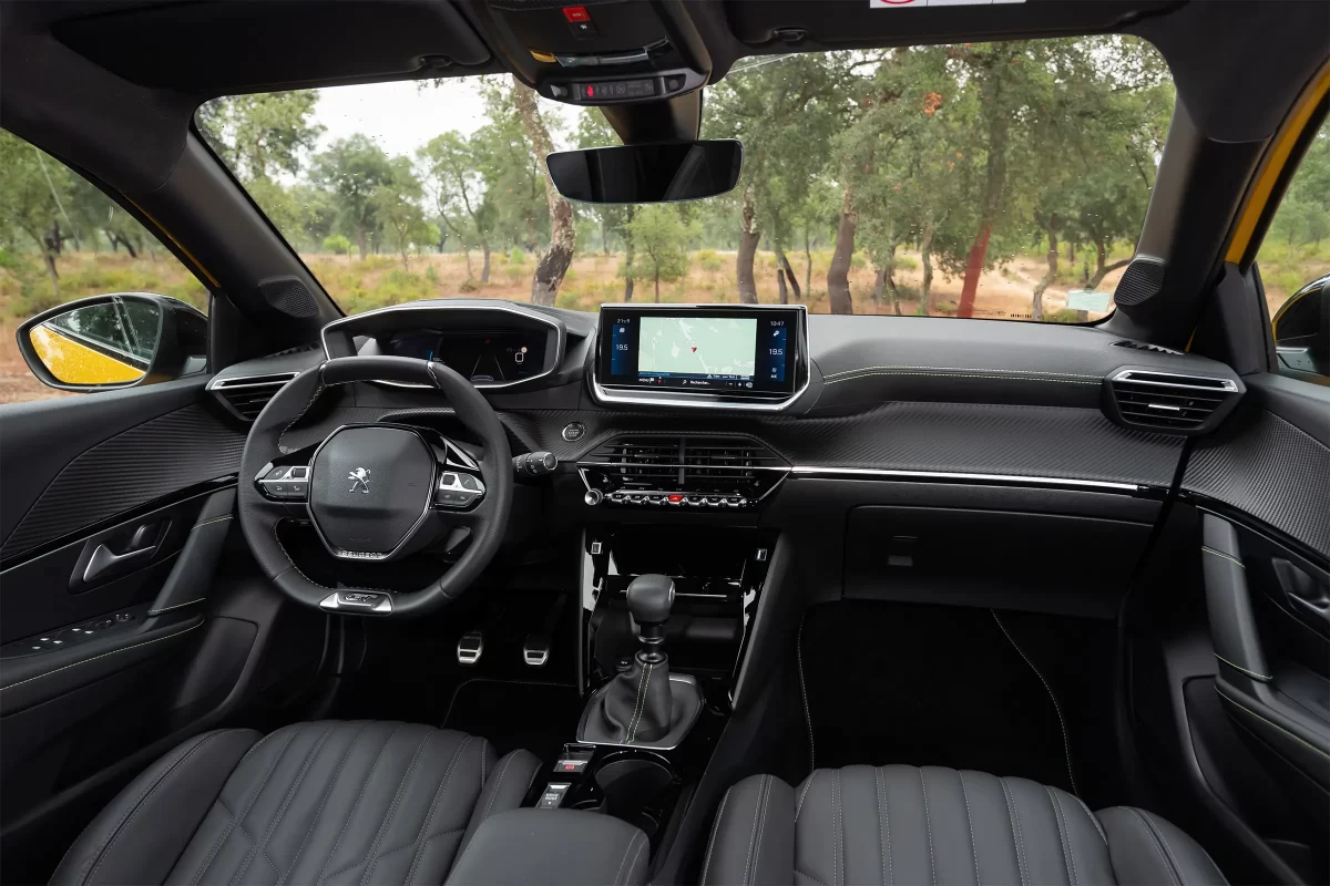 интерьер салона 208 II от Peugeot