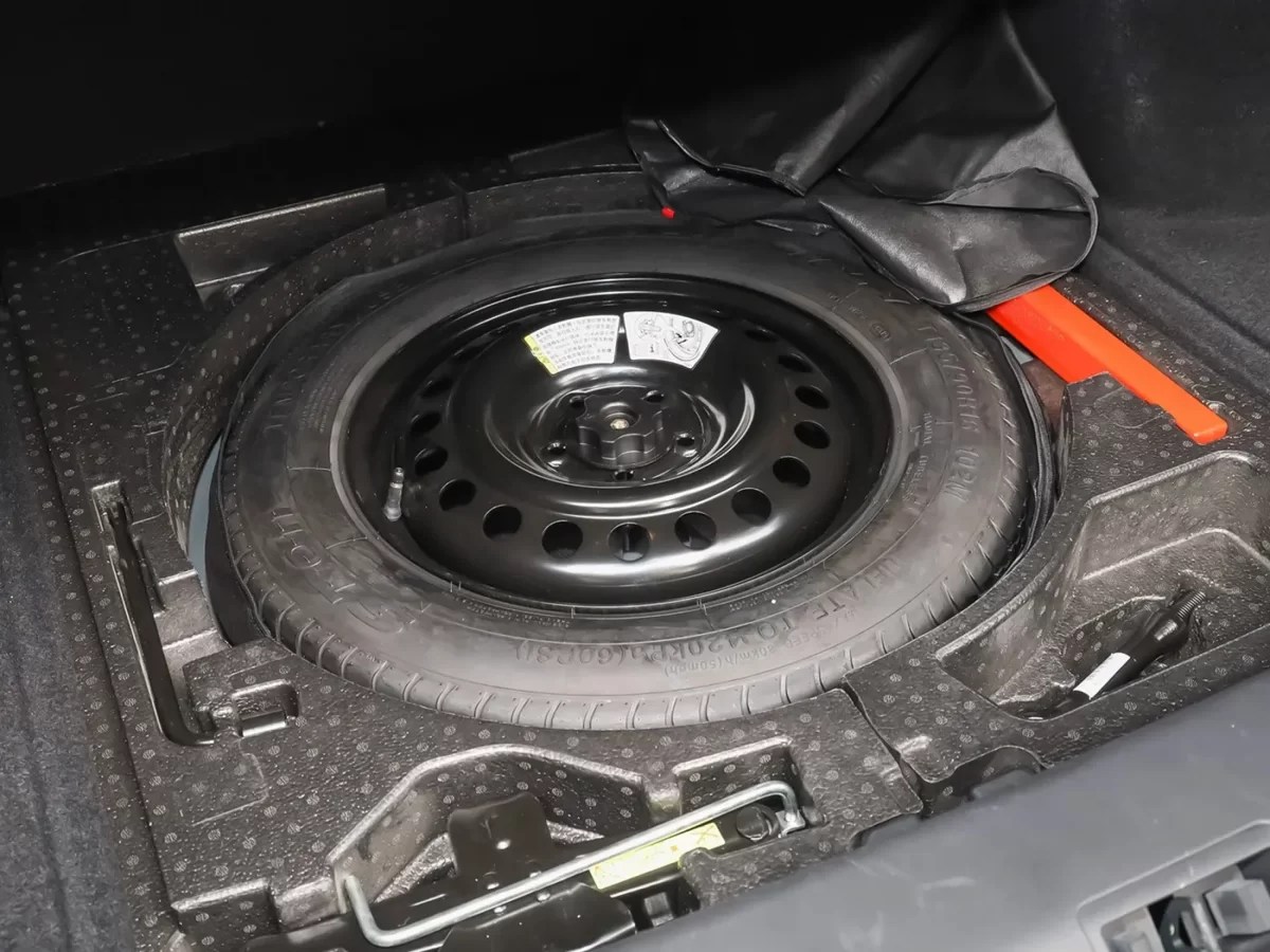 запаска и инструмент в подполье багажника