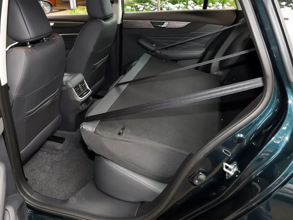 сложенная спинка заднего дивана