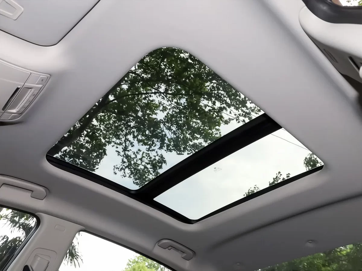 панорамный люк на крыше с датчиком дождя