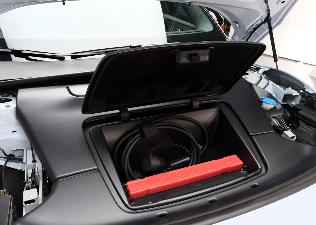 отсек для хранения по капотом отсек для хранения по капотом