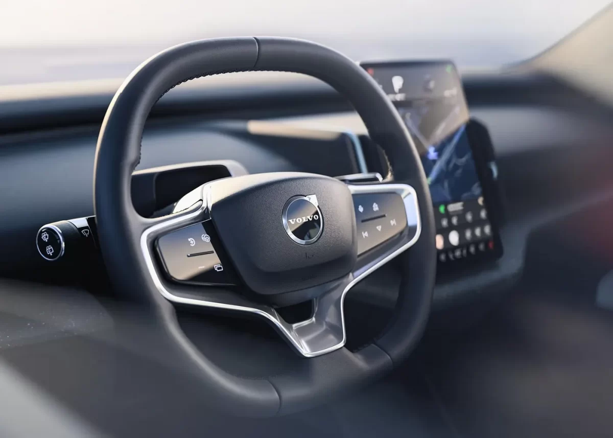 рулевое колесо и центральный экран-планшет рулевое колесо и центральный экран-планшет