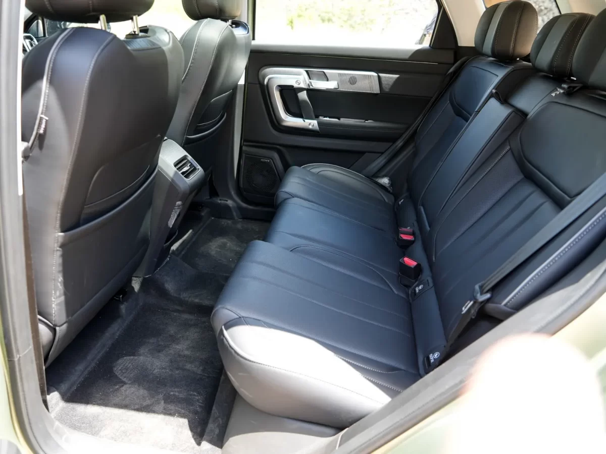 пассажирский диван второго ряда