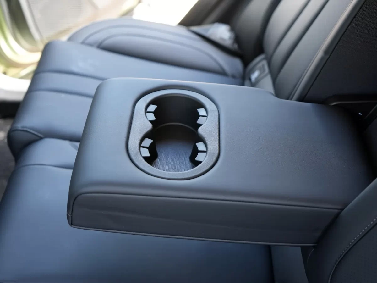 подлокотник для пассажиров на заднем диване