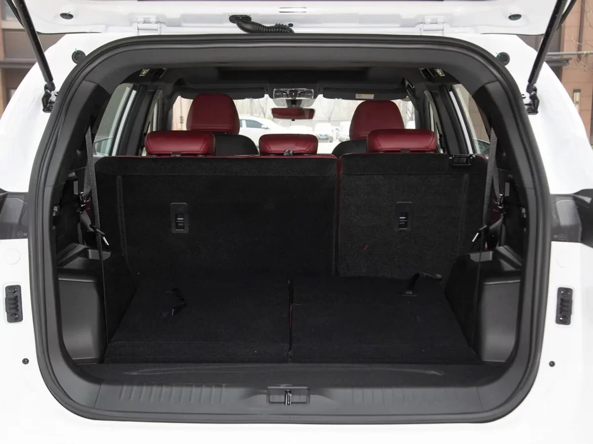 багажник при пятиместном салоне багажник при пятиместном салоне