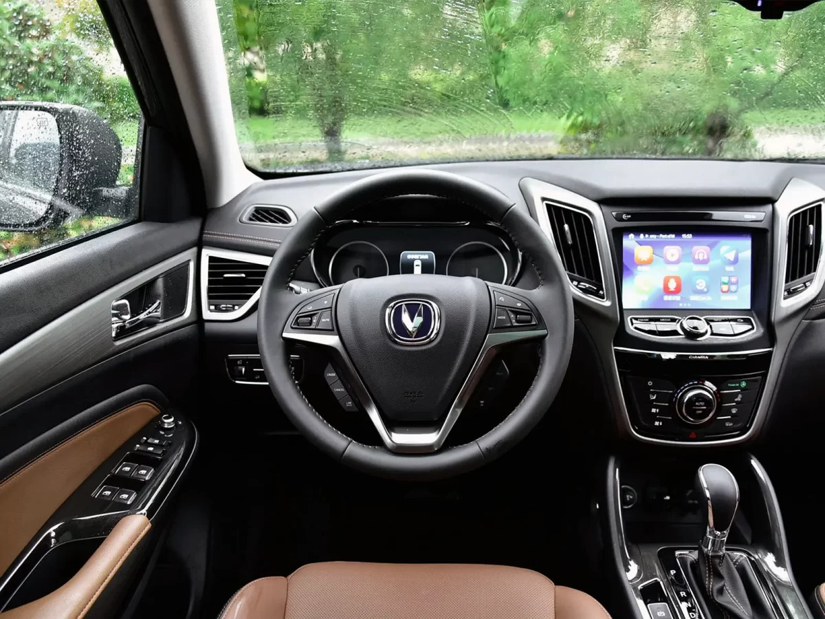 интерьер дорестайлингового CS 75