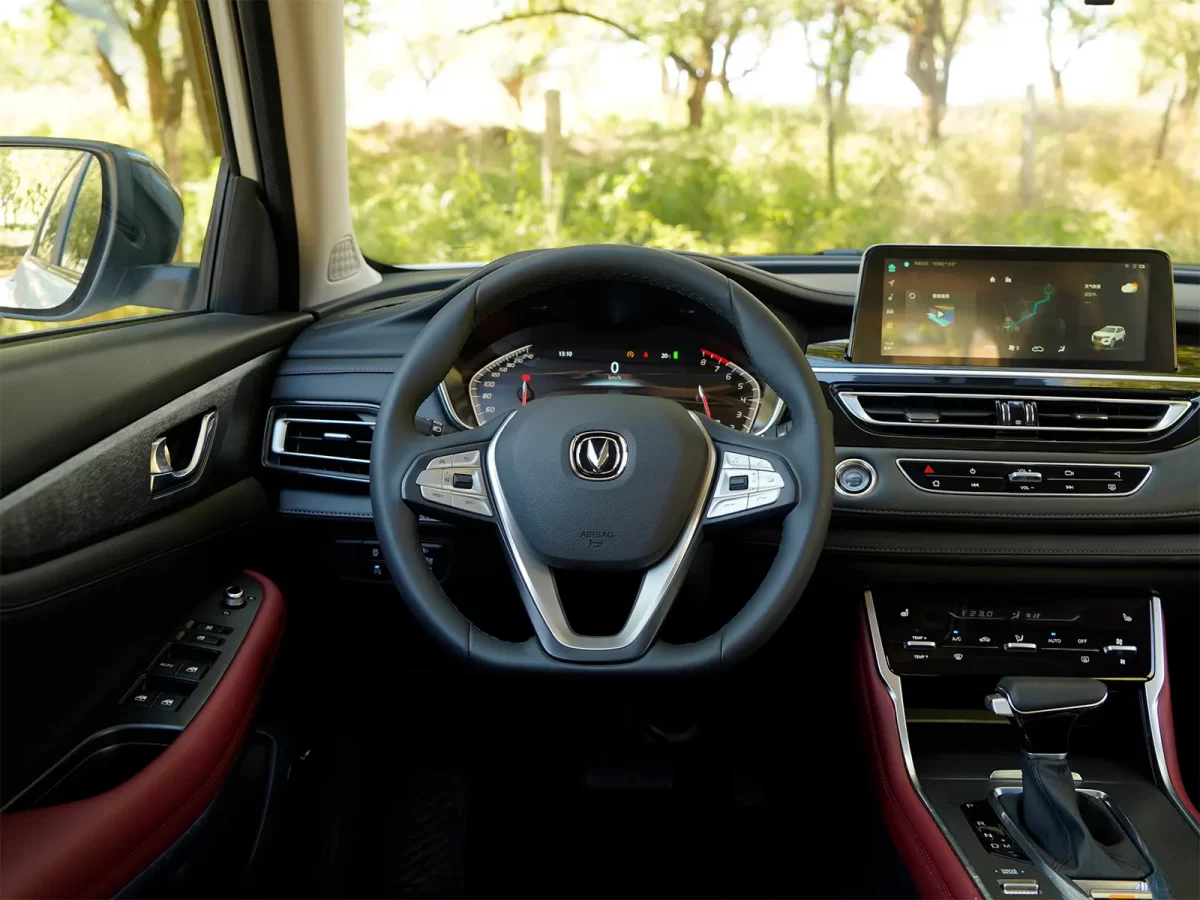 интерьер обновленного CS75FL