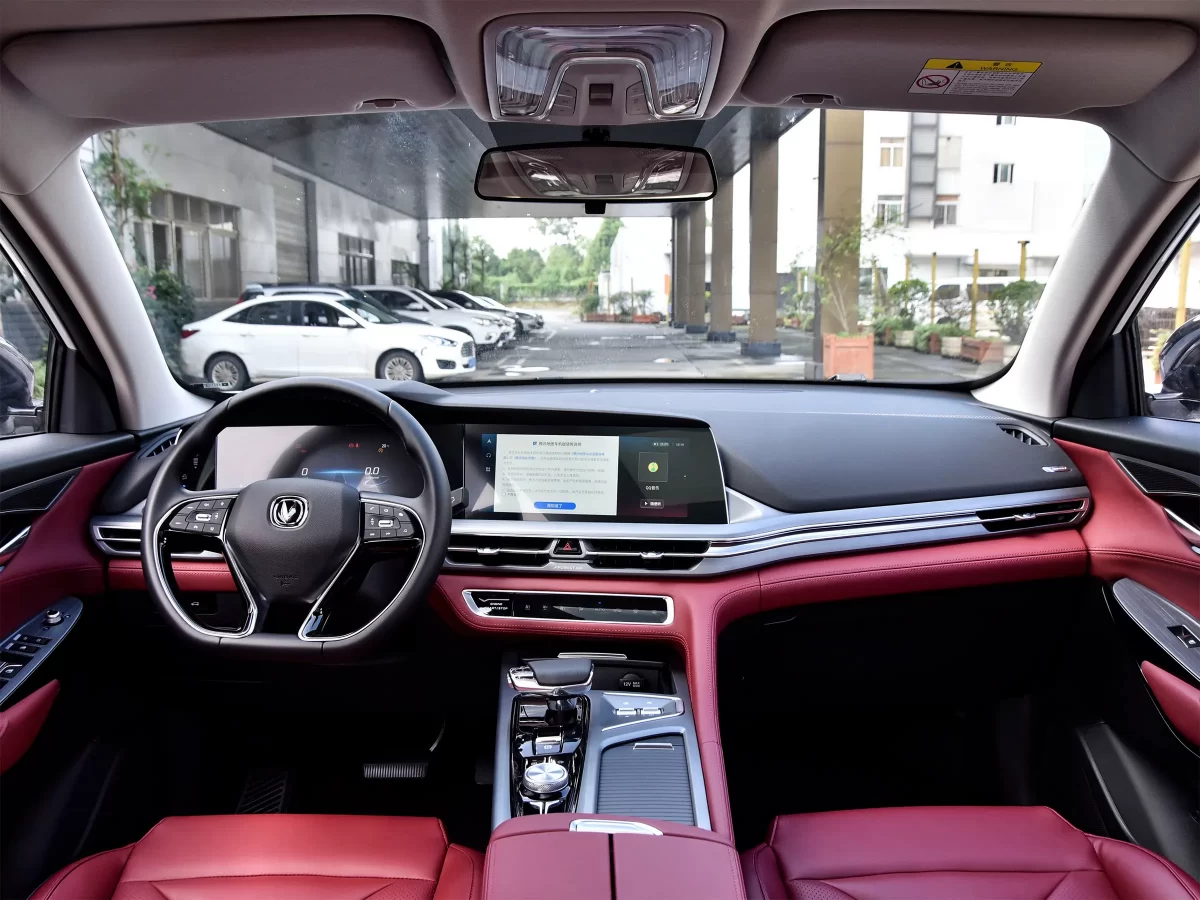 интерьер салона в Чангане CS75 Плюсе интерьер салона в Чангане CS75 Плюсе