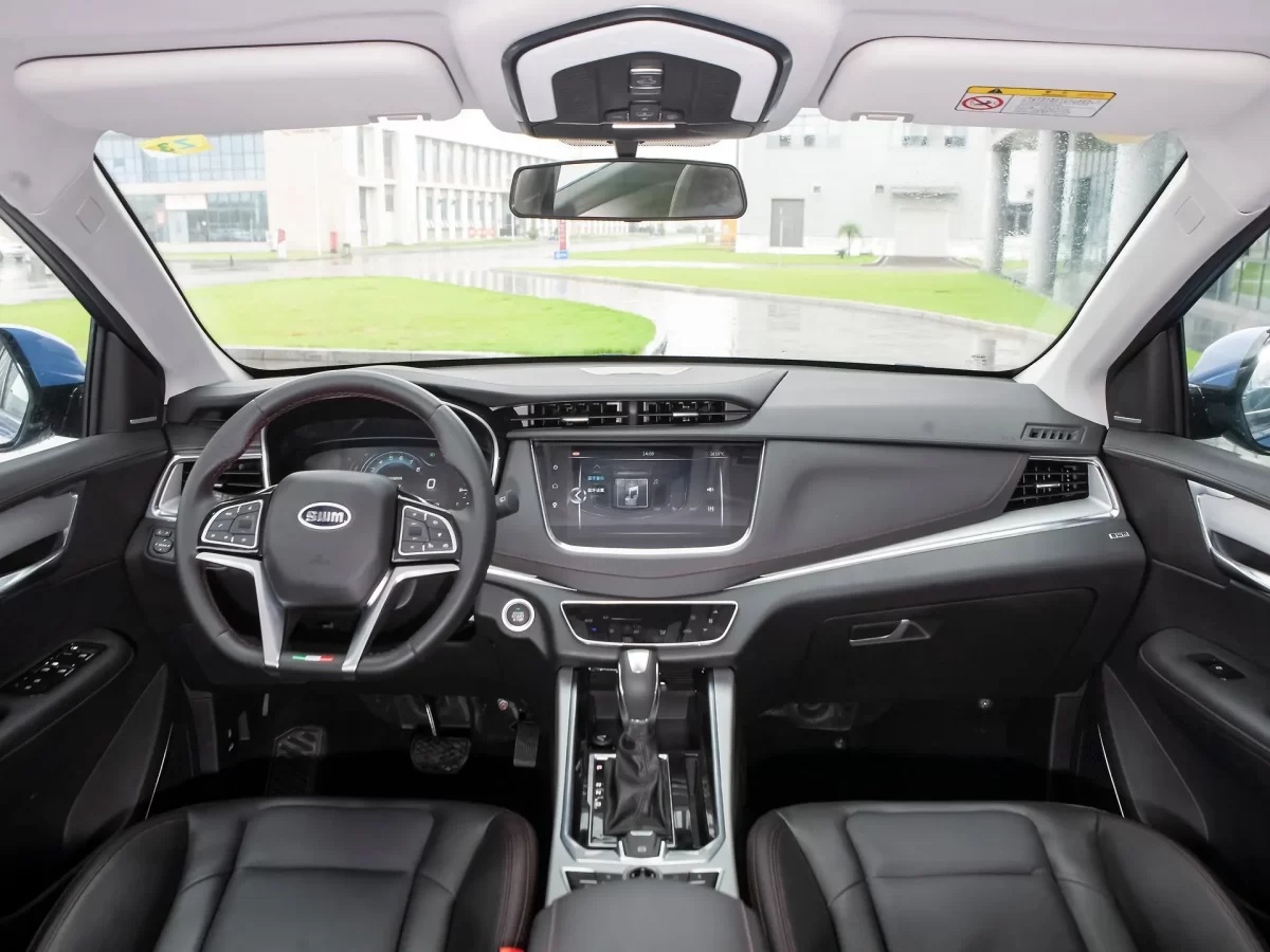 интерьер салона SWM G01 интерьер салона SWM G01