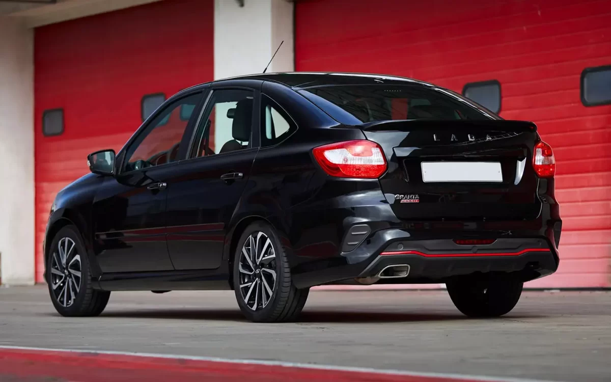 вид сзади лифтбека Лады Гранты Спорта