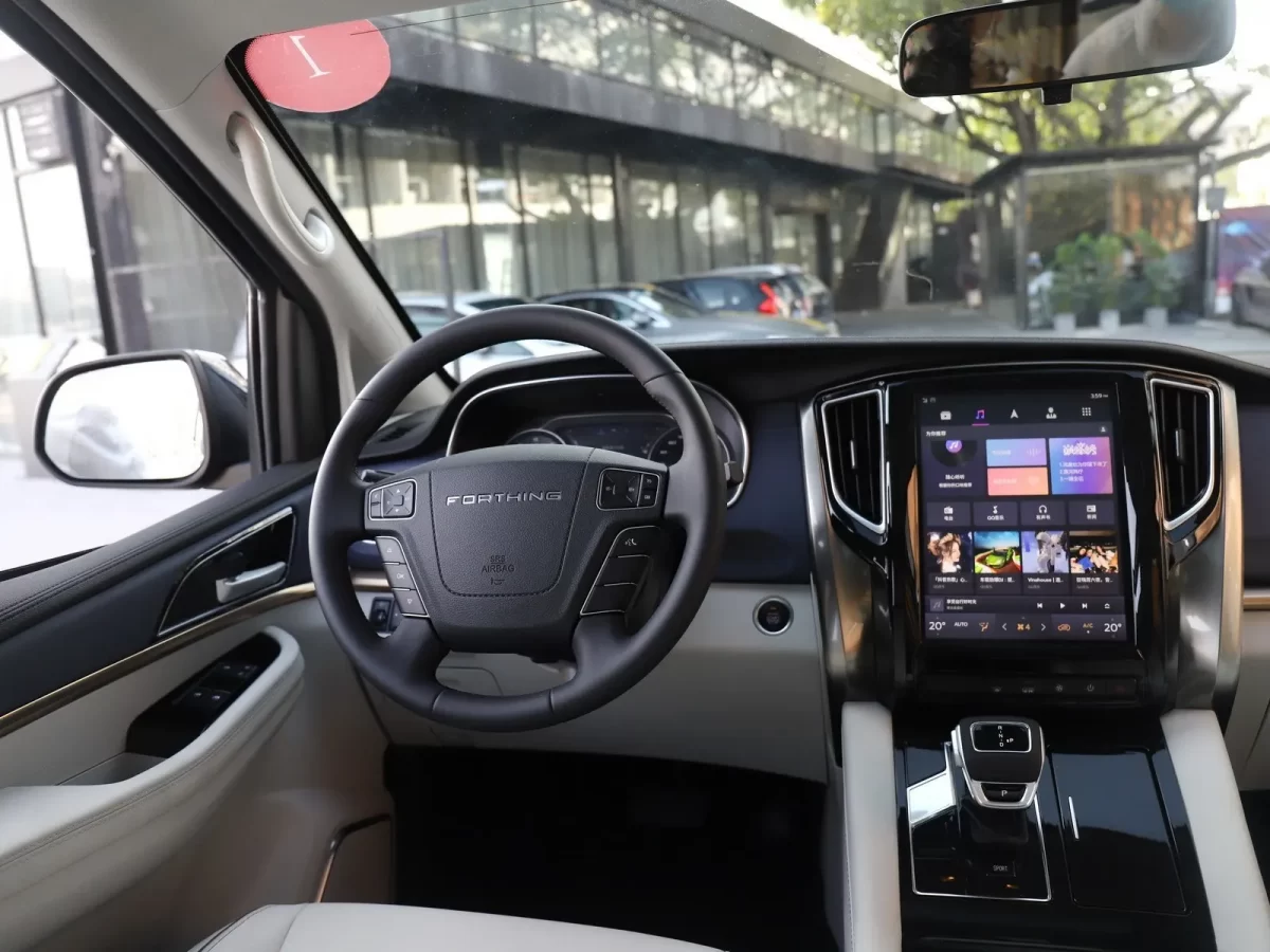 интерьер салона Forthing M7