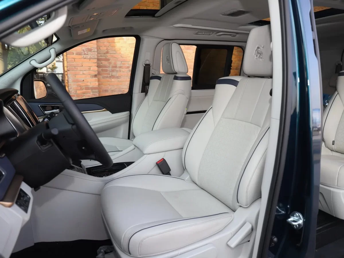 передние сиденья