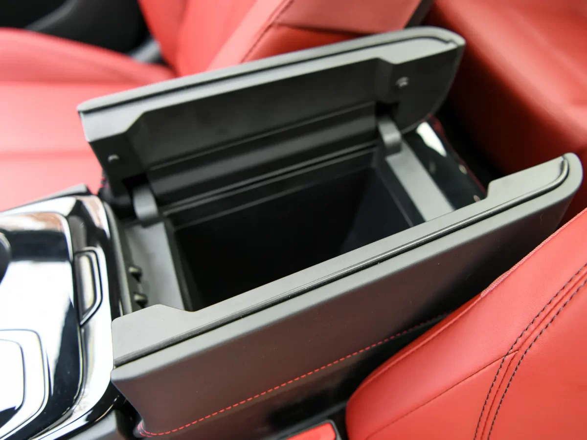 ниша в переднем подлокотнике ниша в переднем подлокотнике