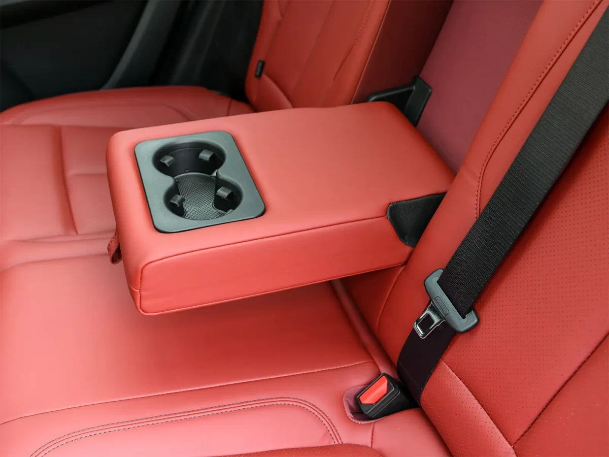 откидной подлокотник в пассажирском диване откидной подлокотник в пассажирском диване