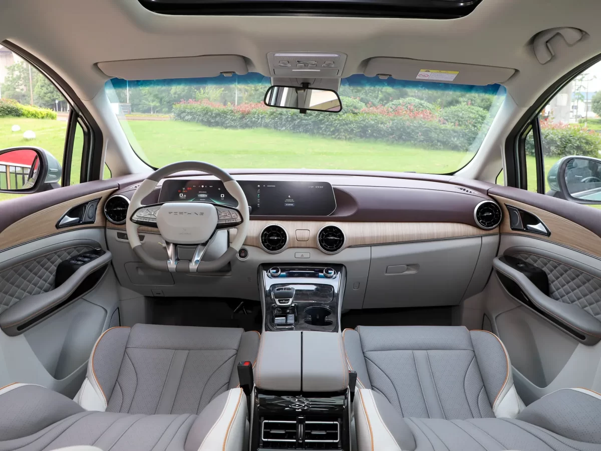 интерьер салона минивэна Forthing Yacht интерьер салона минивэна Forthing Yacht