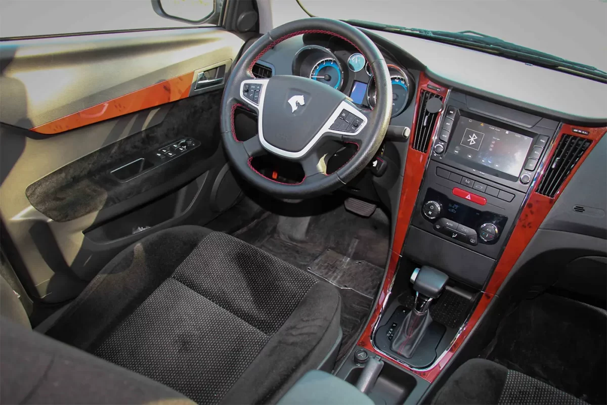 место водителя в иранском седане IKCO Dena+