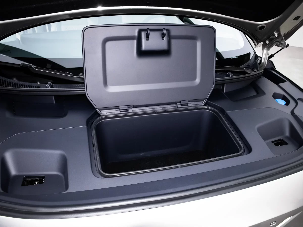 вещевая ниша под капотом EM90