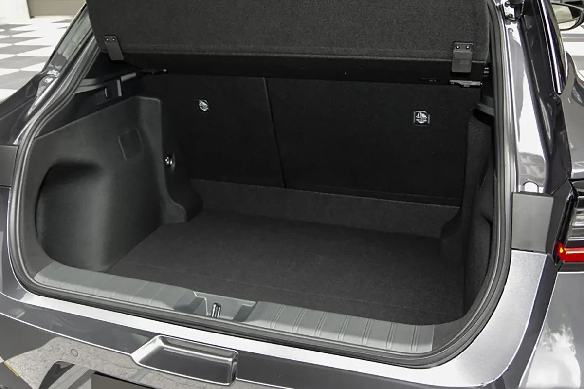 багажный отсек LBX марки Lexus