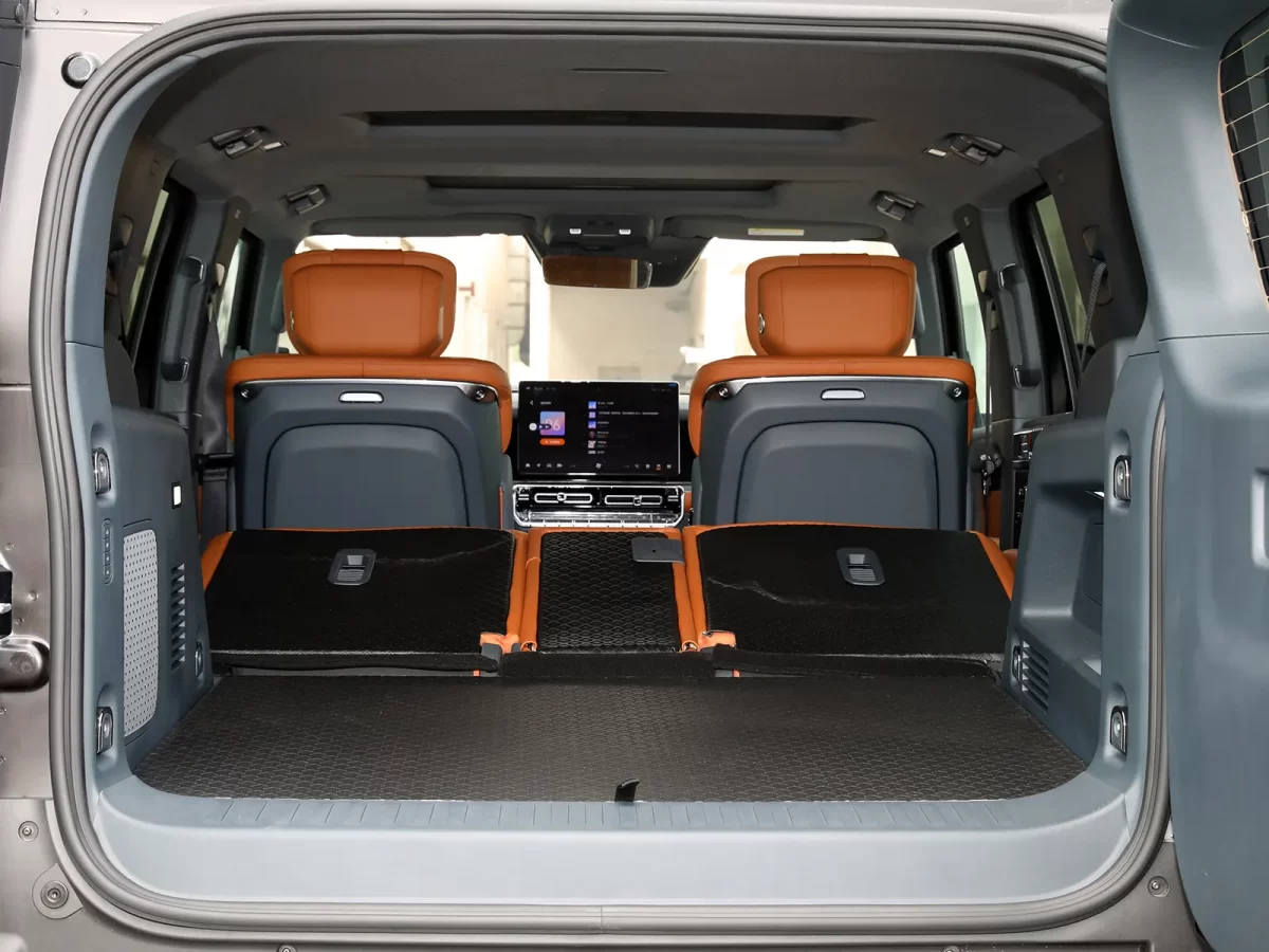 сложенные сиденья второго ряда сложенные сиденья второго ряда