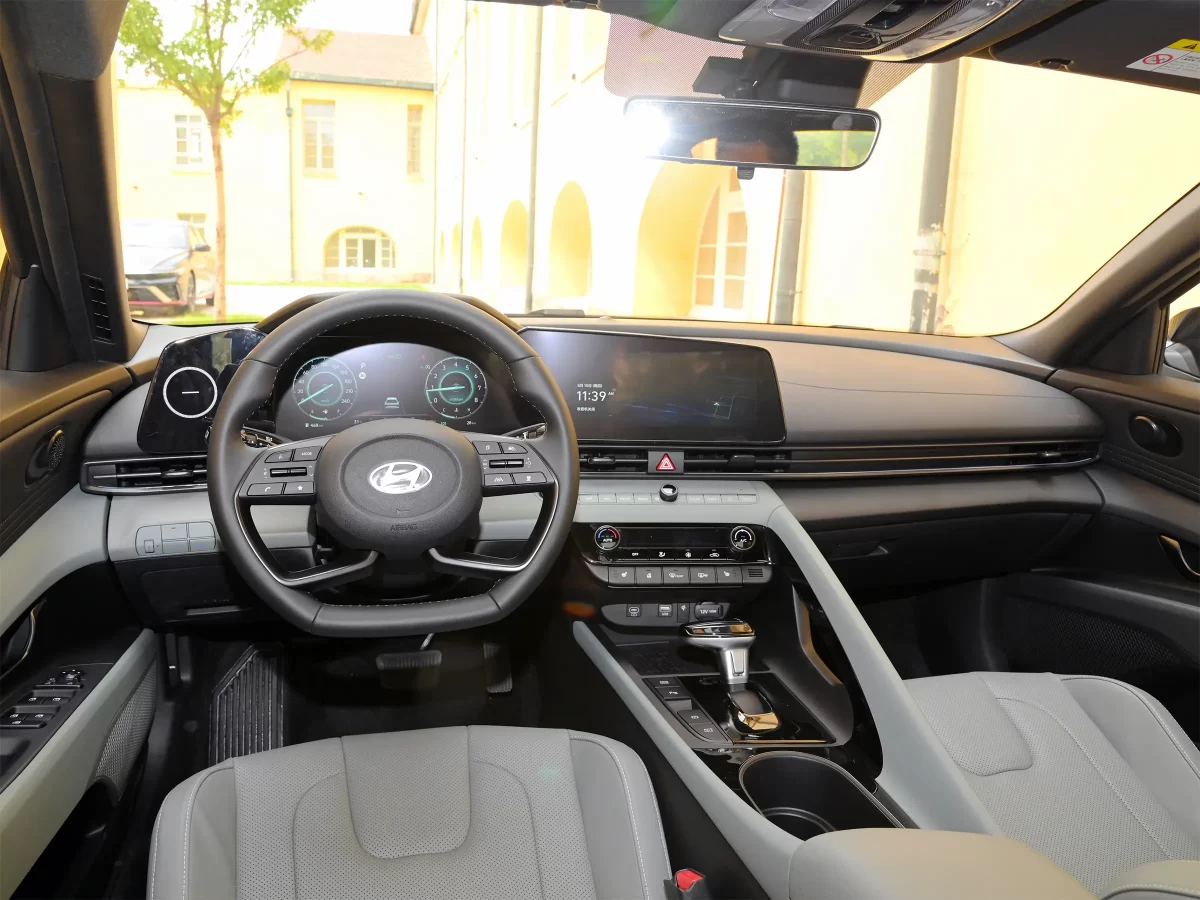 интерьер салона Elantra-7 от Hyundai интерьер салона Elantra-7 от Hyundai