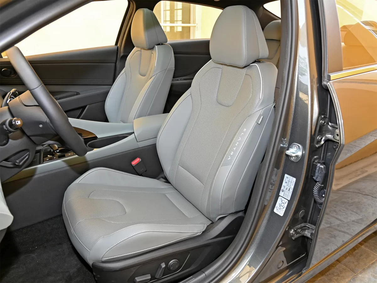 передние сиденья в Хендае Элантре 7-го поколения передние сиденья в Хендае Элантре 7-го поколения