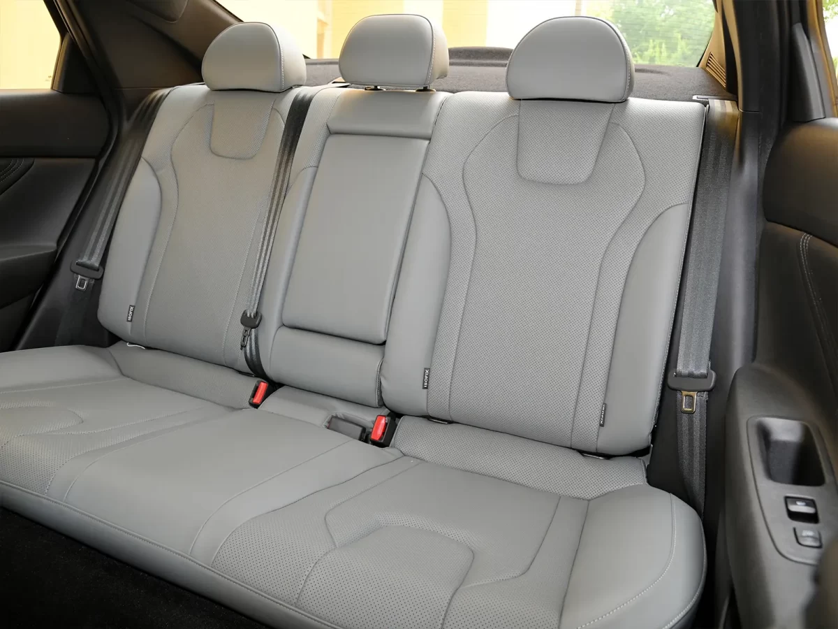 места пассажиров второго ряда в Elantra (CN7) места пассажиров второго ряда в Elantra (CN7)