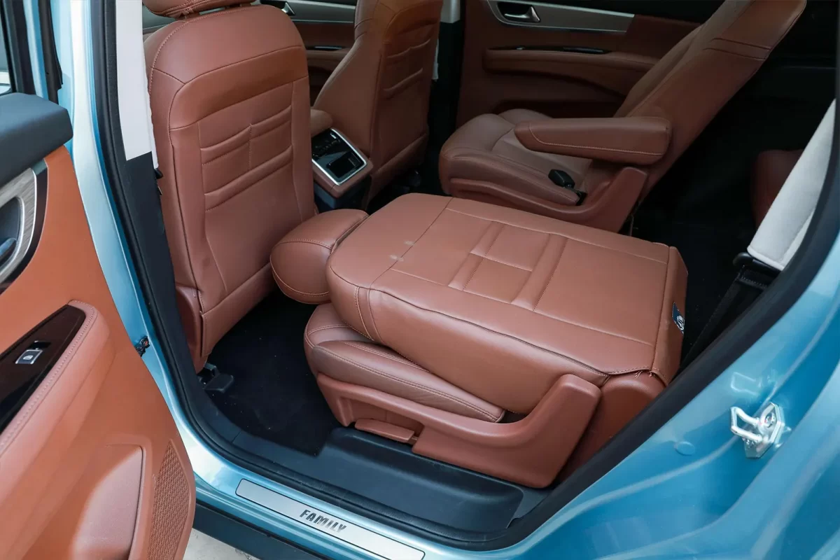 складывание кресел второго ряда в 7 Икс (для доступа к третьему ряду)