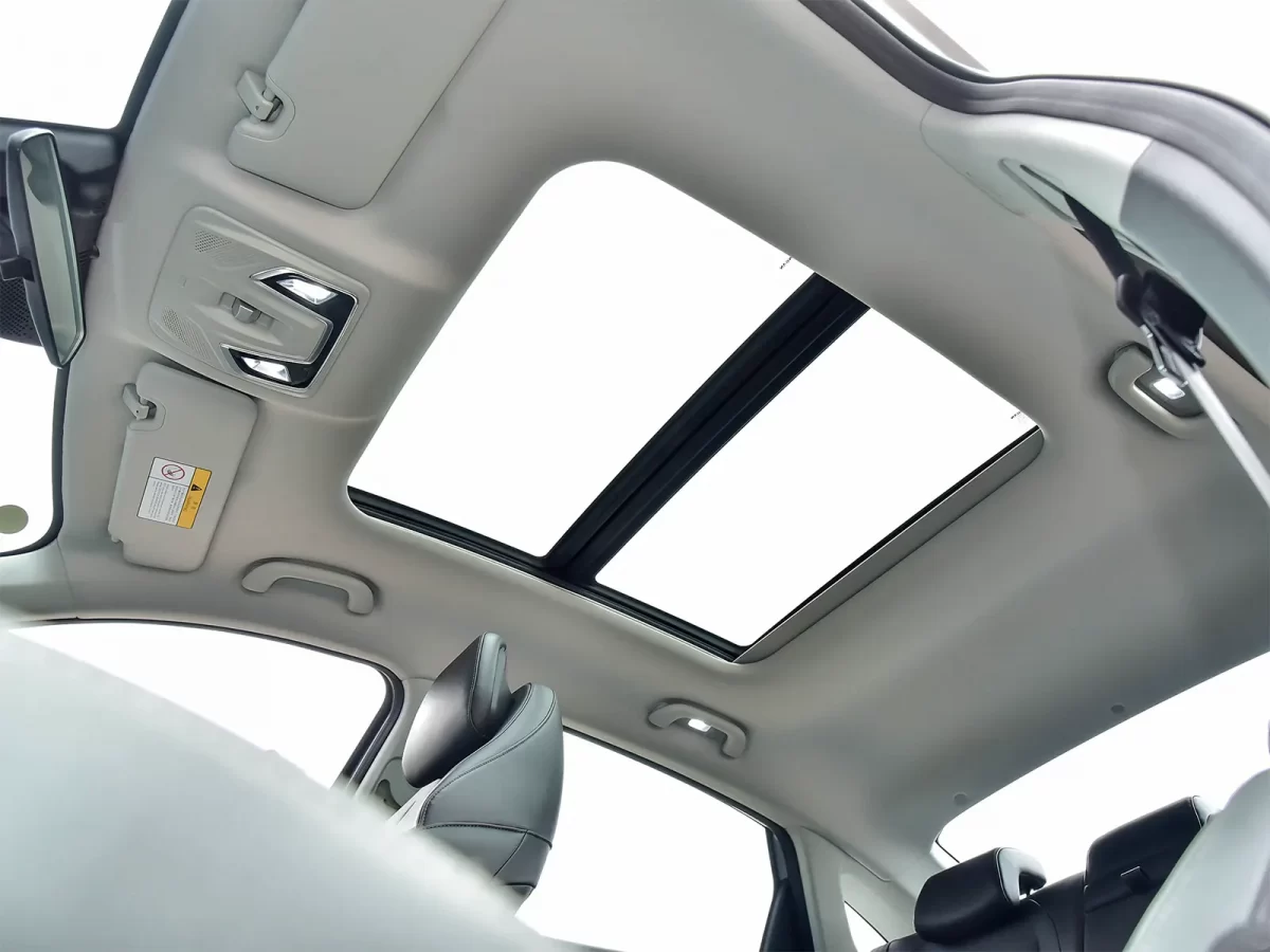 панорамный люк на крыше Lamore от Changan панорамный люк на крыше Lamore от Changan