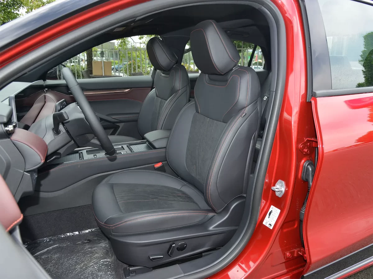 передние (водительское и пассажирское) кресла