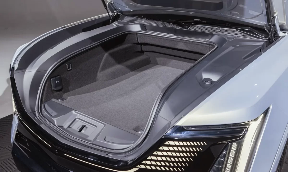 передний багажный отсек в Эскалейде IQ