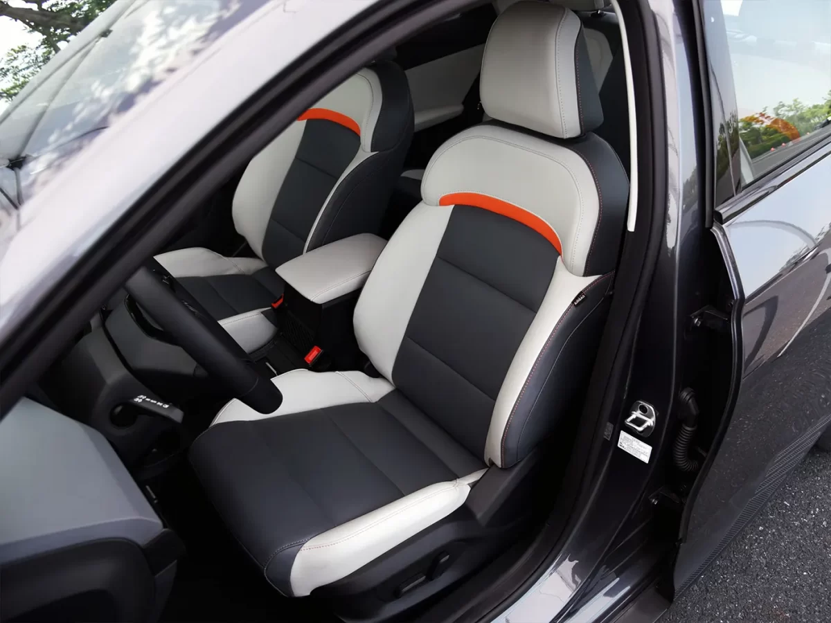 передние сиденья в MG4 EV передние сиденья в MG4 EV