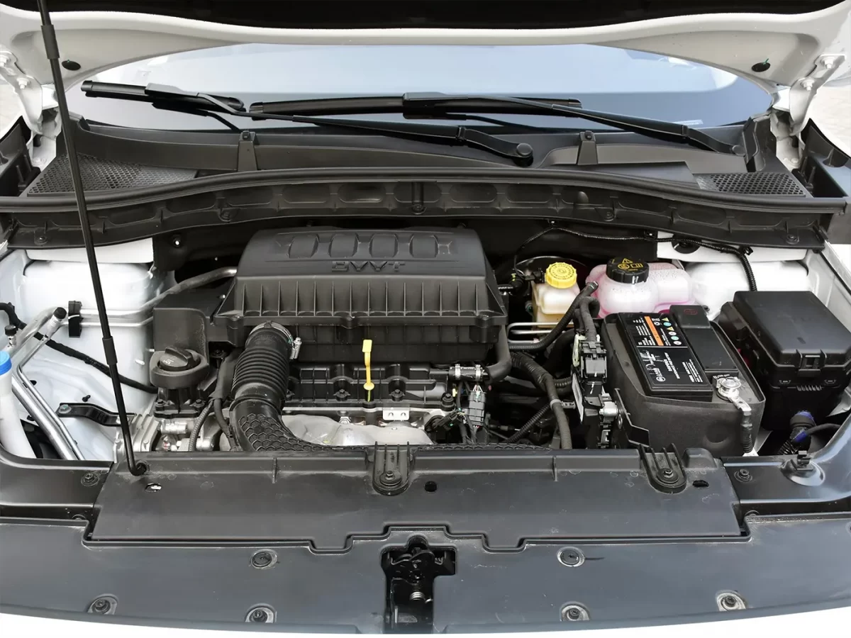 под капотом MG ZS (моторный отсек)