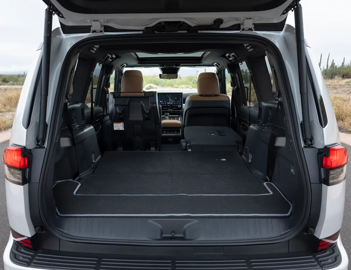 складывание всех кресел в Лексусе GX 550 для максимальной багажной вместимости складывание всех кресел в Лексусе GX 550 для максимальной багажной вместимости