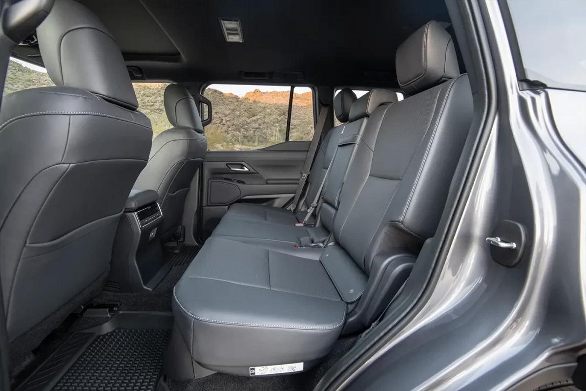 сиденья второго ряда в Лексус GX 550 (J250) сиденья второго ряда в Лексус GX 550 (J250)