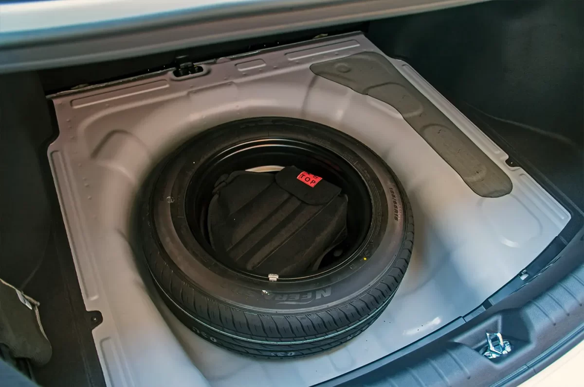 запаска с инструментом в подполье багажника Solaris KRS запаска с инструментом в подполье багажника Solaris KRS