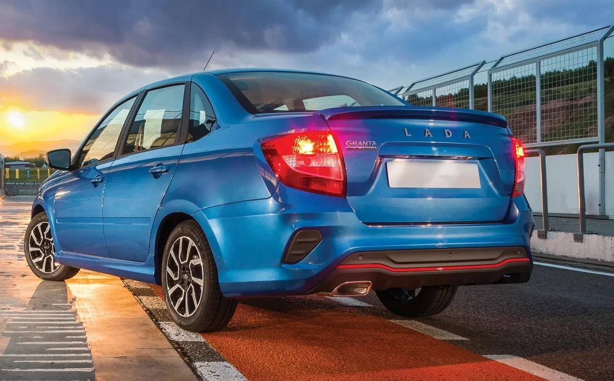 вид сзади на ЛАДУ Гранту Спортлайн вид сзади на ЛАДУ Гранту Спортлайн