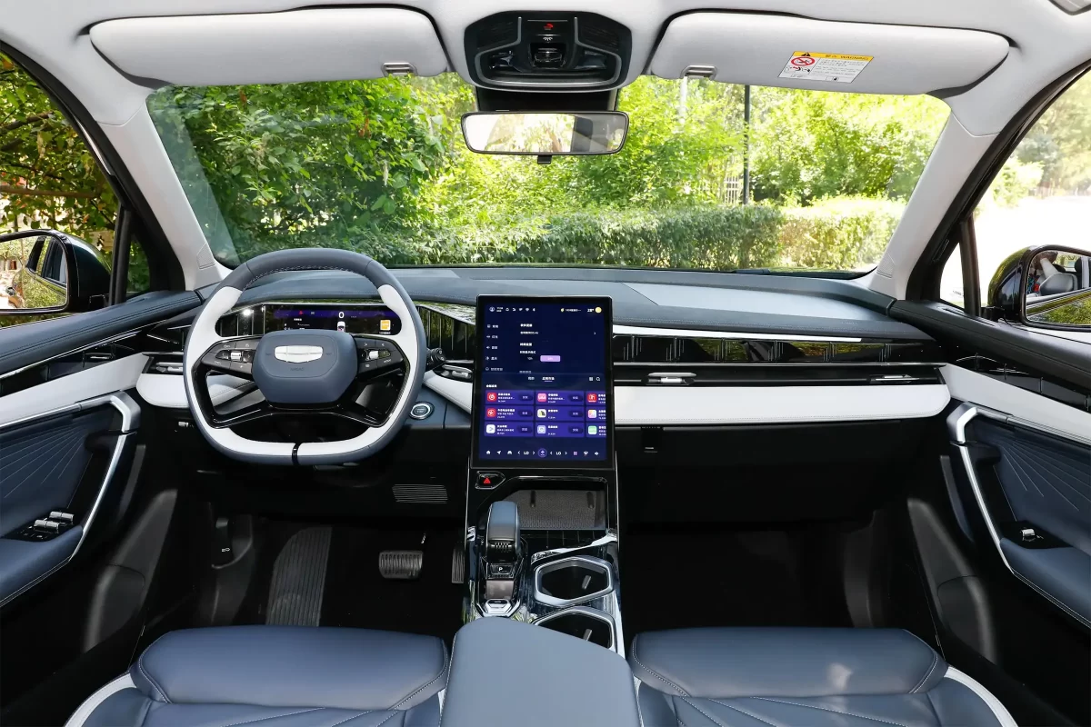 интерьер салона Geely Atlas 2-го опоколения