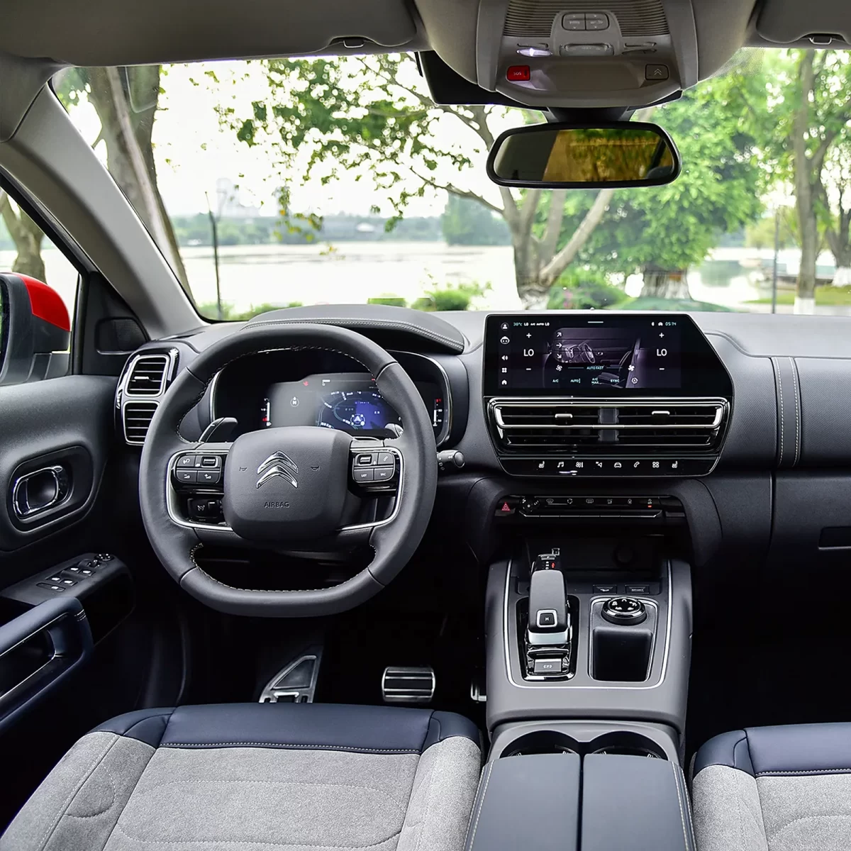 новый интерьер салона C5 Aircross от Citroen (место водителя) новый интерьер салона C5 Aircross от Citroen (место водителя)