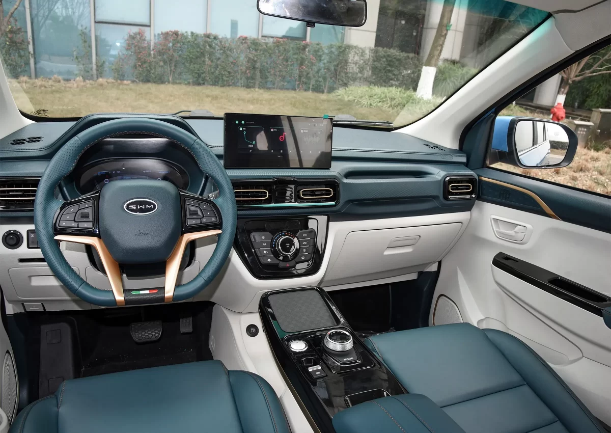 интерьер гибридного SWM G03 EDi интерьер гибридного SWM G03 EDi