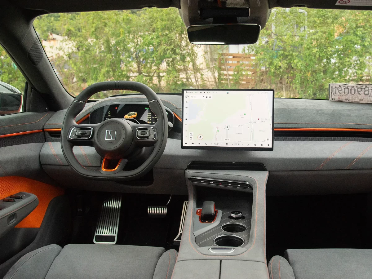 интерьер салона в Зикере 001 Z-Sport 2024-2025