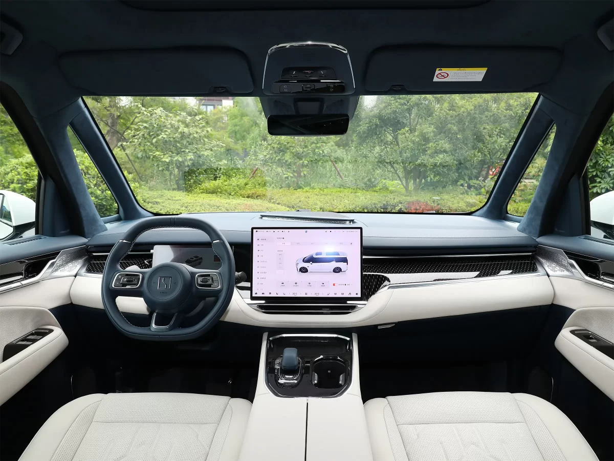 интерьер Zeekr 009 (место водителя)