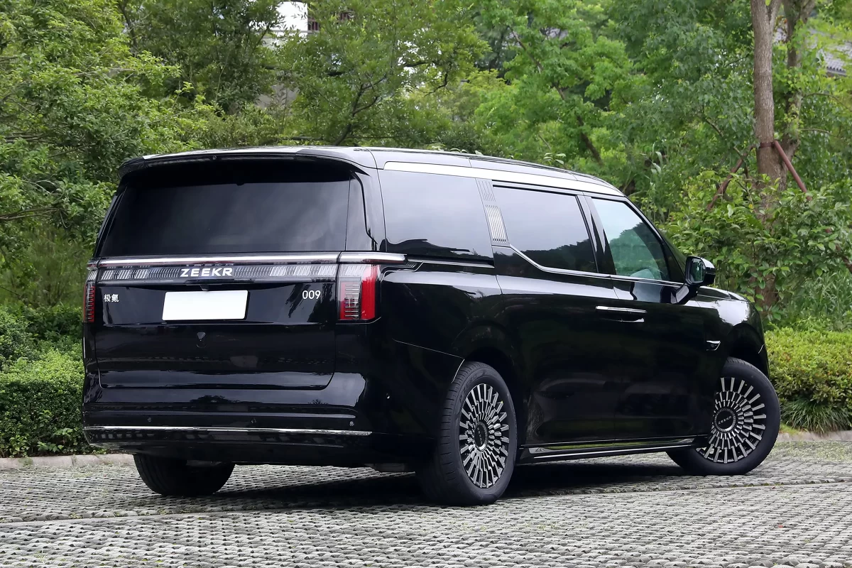 фотография черного 009 Zeekr (вид сзади)