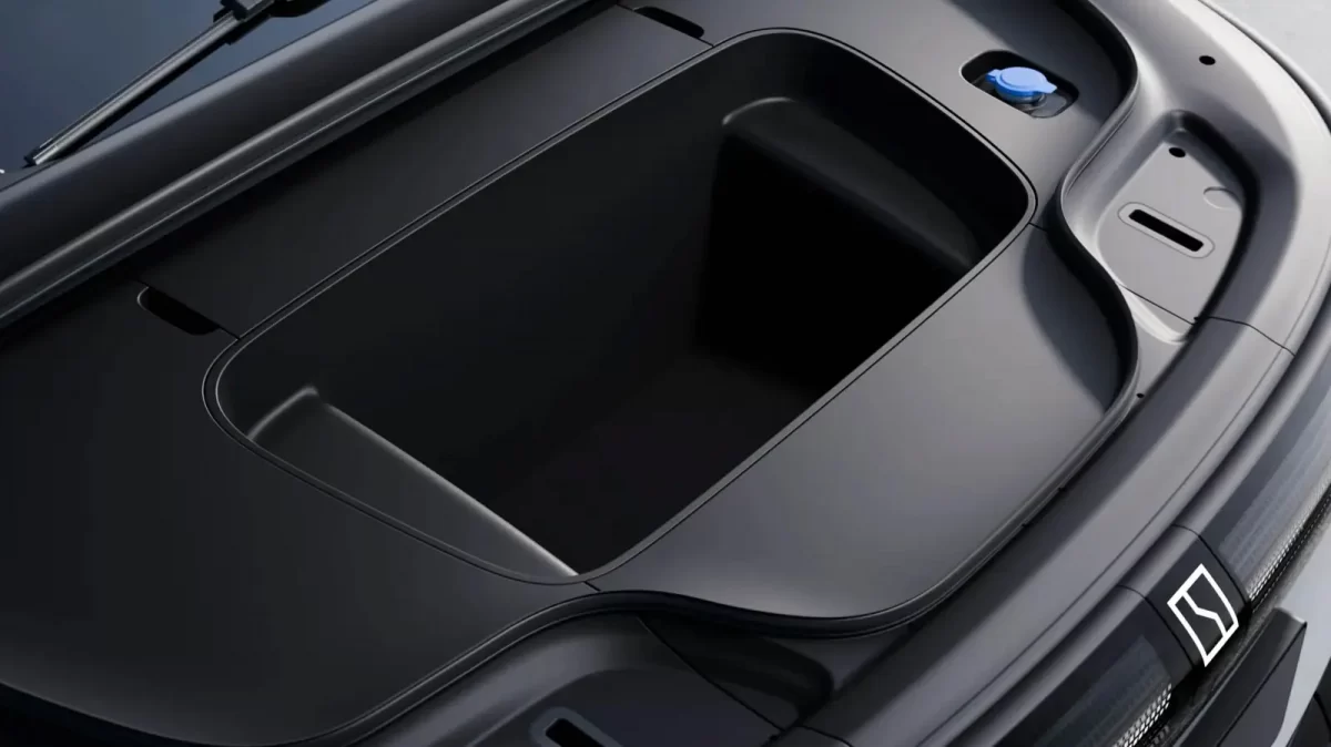 ниша для инструмента, сумки и зарядки под капотом ниша для инструмента, сумки и зарядки под капотом