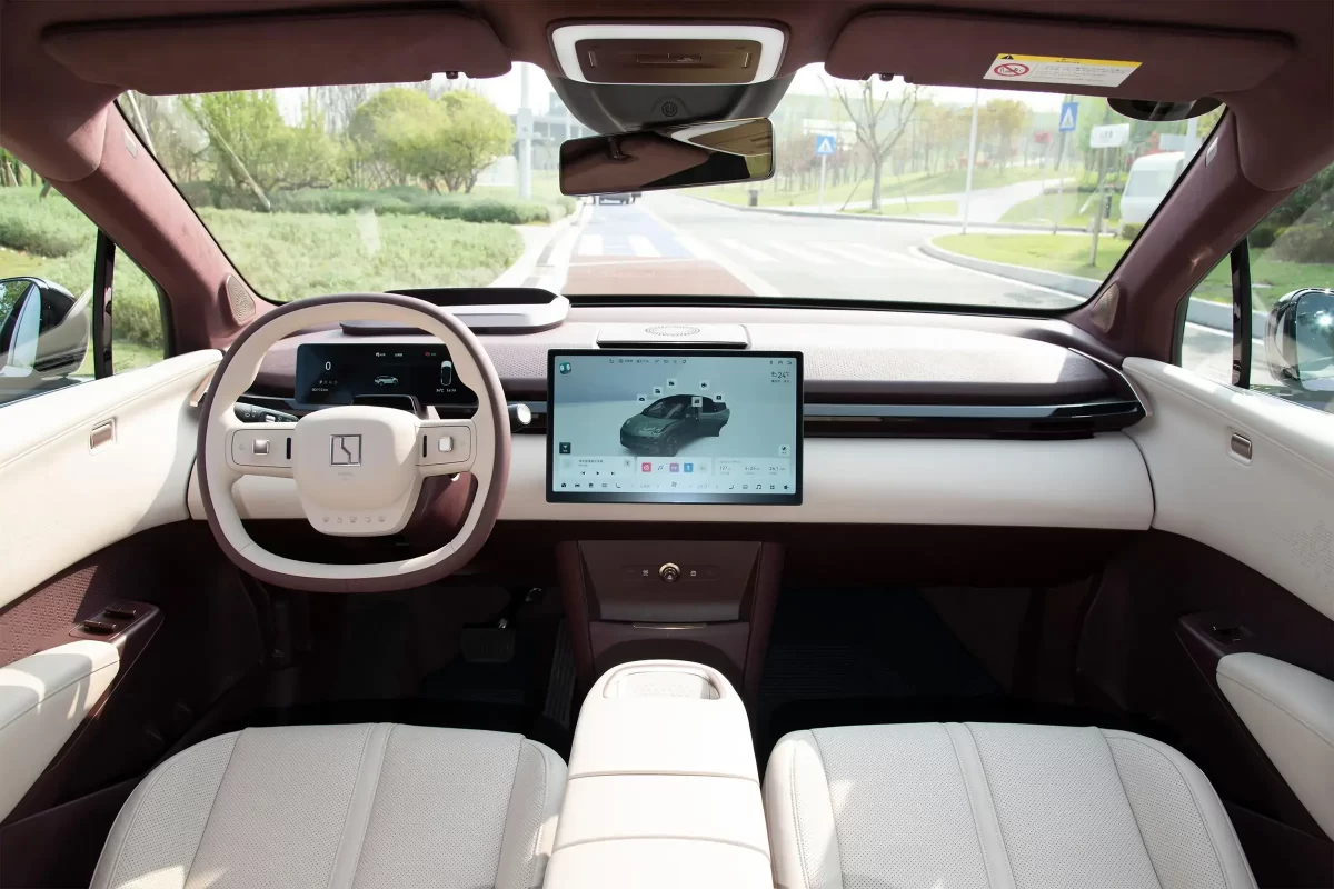 интерьер салона X от Zeekr (место водителя) интерьер салона X от Zeekr (место водителя)