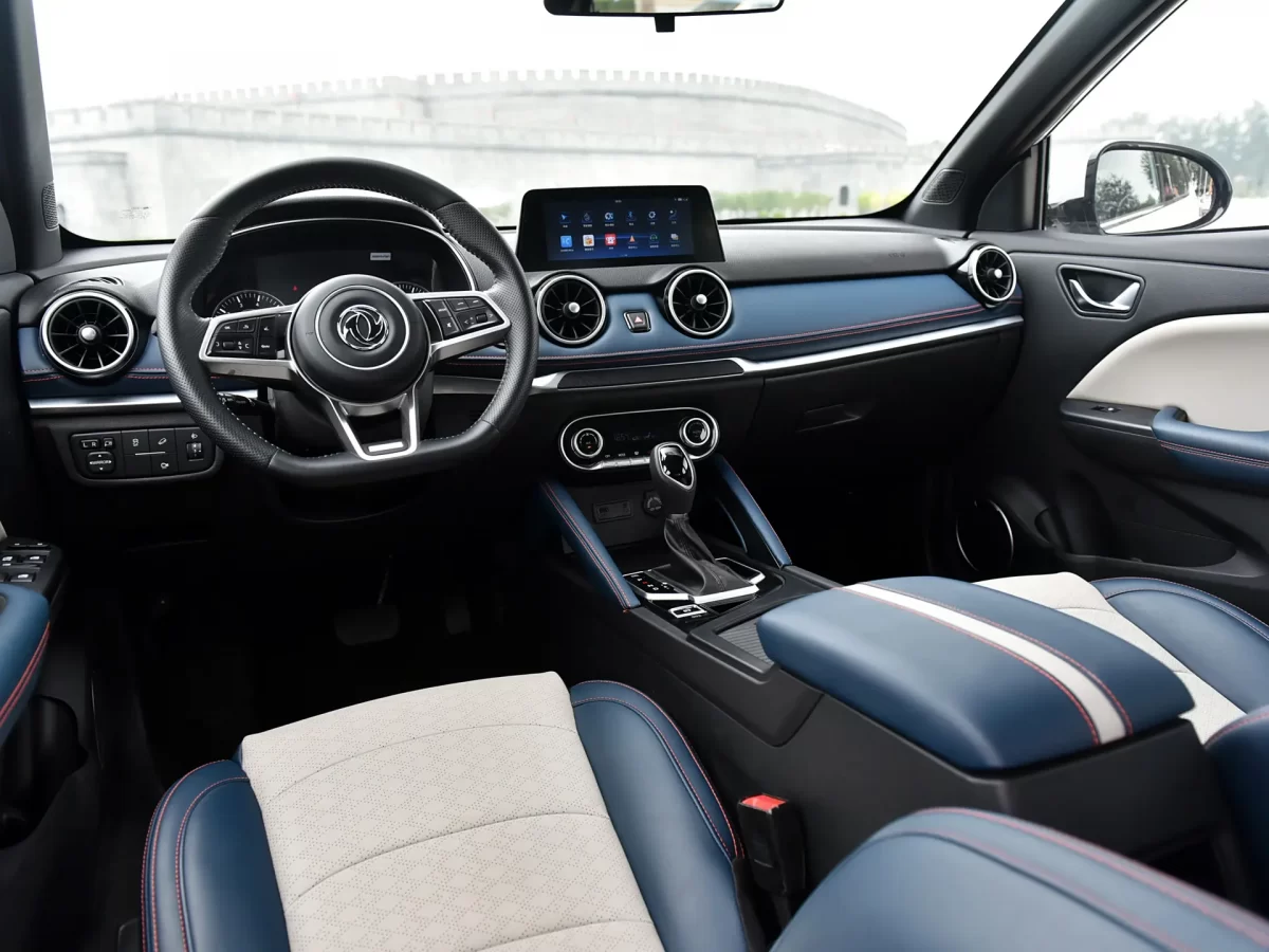 внутри салона Fengon 500 (DongFeng) внутри салона Fengon 500 (DongFeng)