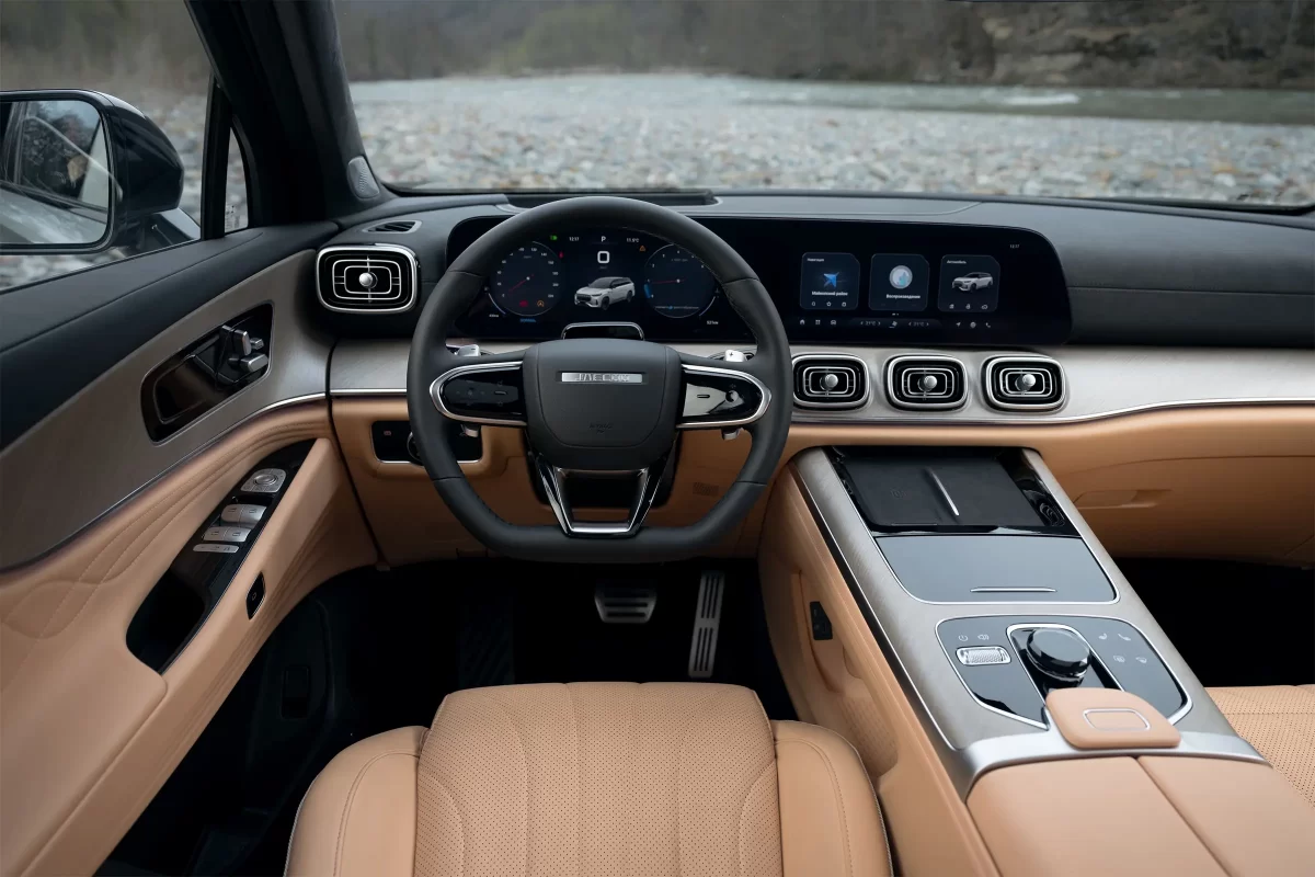 интерьер салона Джейку J8 (место водителя, руль, приборы, центральная консоль) интерьер салона Джейку J8 (место водителя, руль, приборы, центральная консоль)