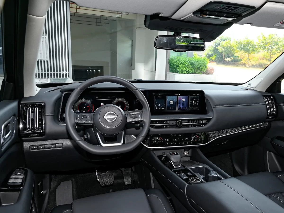 интерьер салона в китайском Ниссане Патфайндере 5 (Р53) интерьер салона в китайском Ниссане Патфайндере 5 (Р53)