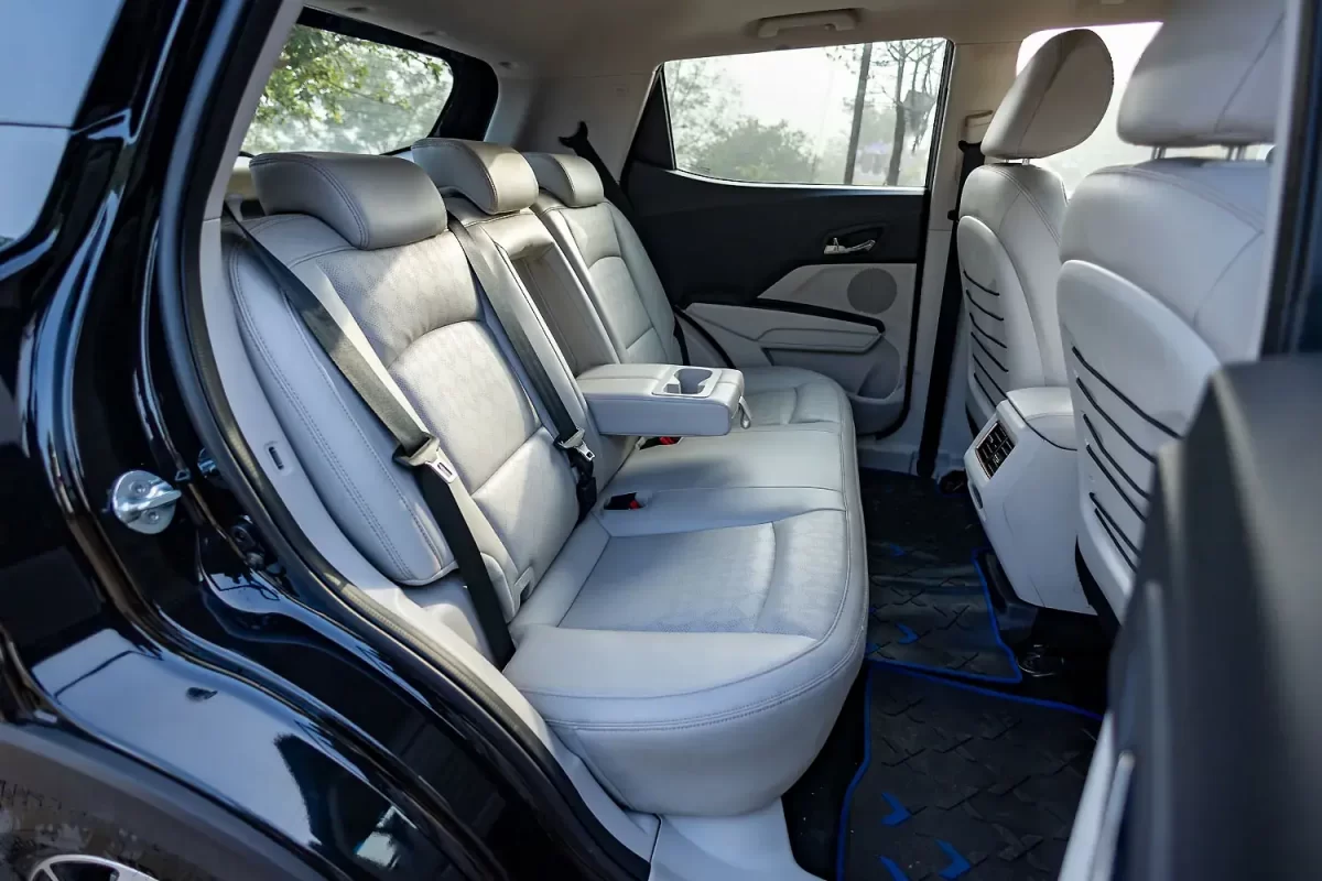 пассажирские сиденья второго ряда в Mahindra XUV400